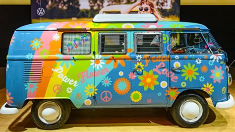 tras el autobus hippie  el beetle vw vuelve  poner los ojos en