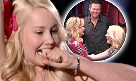 blake shelton chooses the two contestants mentored by wife