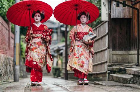 kyoto bans photos in famous geisha district due to bad tourist behaviour