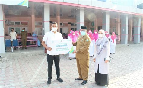 Direktur Rumah Sakit Dr Fauziah Bireuen Serahkan Santunan Jkm Rakyat Aceh