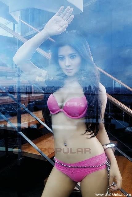 Foto Sexy Novi Amelia Sang Supir Bikini Taman Sari Nine Lounge