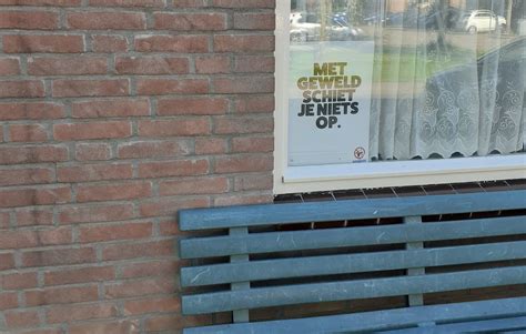 posters te zien voor ruiten  beverwaard met geweld schiet je niks op open rotterdam