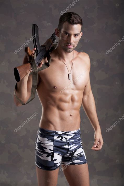 close de um homem musculoso e bonito na cueca com arma — fotografias de stock © wtamas 13157062