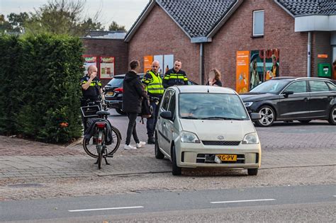 fietster en automobilist met elkaar  botsing bij verlaten parkeerterrein coop  wekerom