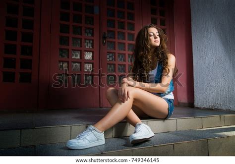 sexy brunette girl sporty body wearing 스톡 사진 749346145 shutterstock