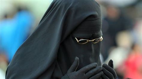 مشروع قانون مصري يحظر ارتداء النقاب في الأماكن العامة يثير جدلا Bbc