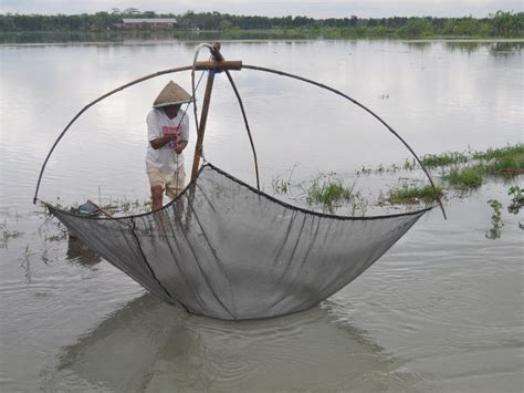 macam  menangkap ikan khas  indonesia
