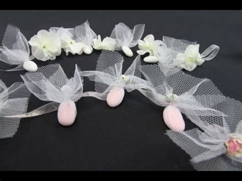 Se sono presenti macchie o aloni, sciogliamo un po' di bicarbonato in acqua calda, secondo questa proporzione: Fiori di carta fai da te - il festoncino di confetti - YouTube