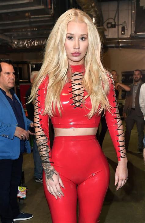 iggy azalea s bum bared in revealing latex outfit photos