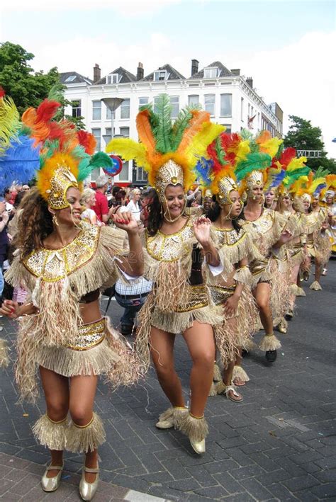 Filles De Danse Sur Un Défilé Carnaval Photographie éditorial Image