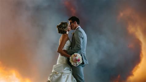 oregon couple married in a wildfire — amazing wedding photos to show for it