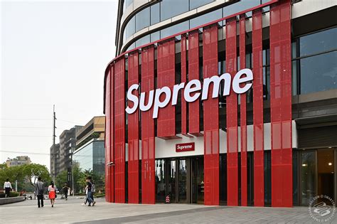 huge fake supreme store  closed rip supreme italia