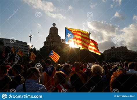 burgers die tijdens een demonstratie  barcelona marcheren redactionele foto image  mensen