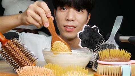 gokil pria korea ini rekam aksinya makan sisir dan spons