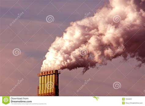 rokende schoorsteen bij zonsondergang stock afbeelding image  industrieel milieu