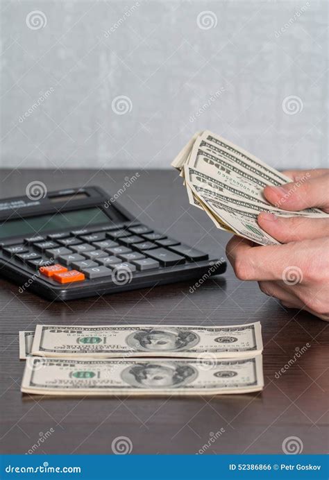 man handen met geld en calculator stock foto image  munt uitwisseling