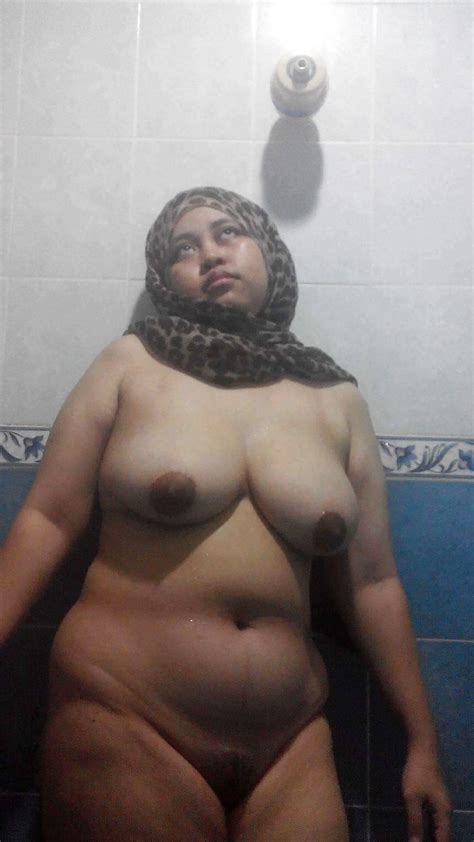 malay tudung chubby di bilik air 3 pics xhamster