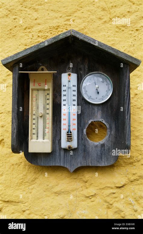 alte outdoor thermometer  der gelben wand stockfotografie alamy
