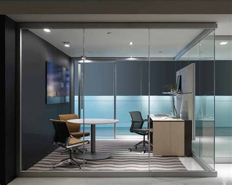 Glass Walls Allow For Privacy From Sound Oficinas