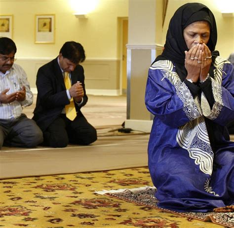 islam erstmals leitet frau muslimisches freitagsgebet welt