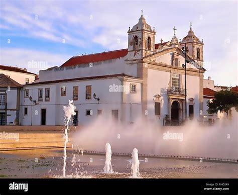 schoene stadt kirche von lagos  portugal mit dem brunnen vor