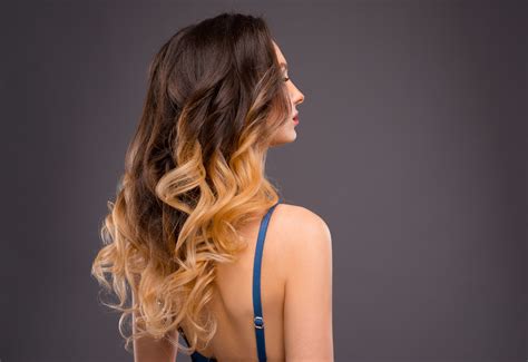 05.04.2021 · lo shatush, per capelli effetto sfumato, è una tecnica di schiaritura che nasce per essere molto naturale, nonostante sia stata negli anni estremizzata con un contrasto sempre più netto tra punte e radici. Shatush: cosâÃ¨, costi, vantaggi e opinioni. FOTO >>