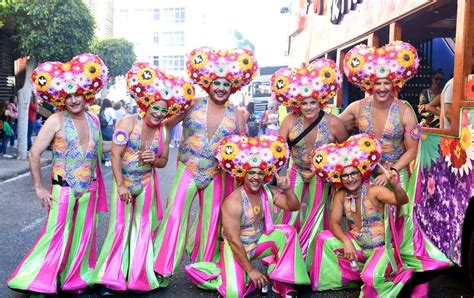una marea humana canta al carnaval por las calles de telde grupo enmascarada carnaval
