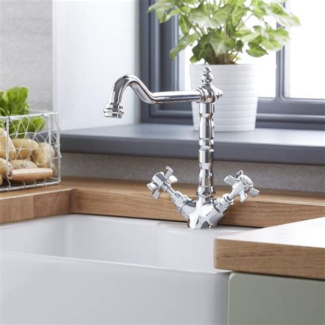 klassieke chrome keukenkraan perfect voor de traditionele keuken home decor decor sink