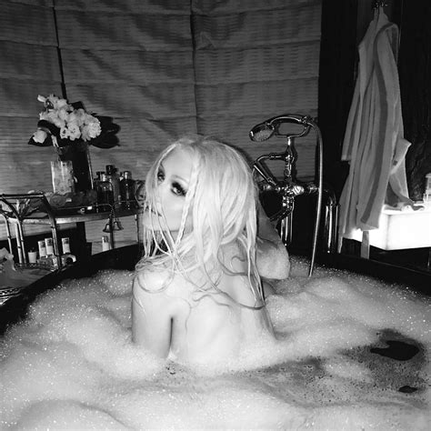 Christina Aguilera Nude Leaked Private Photos — Pregnant Singer Without