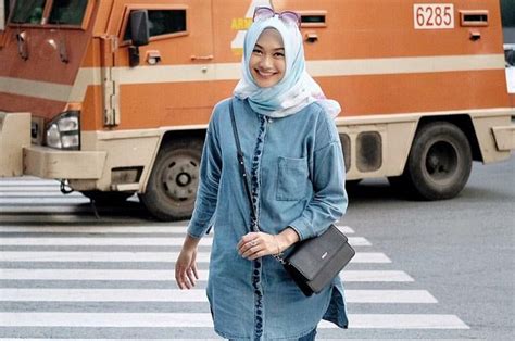 adem banget tiru 5 ide outfit hijab biru ala indah nada puspita cewekbanget