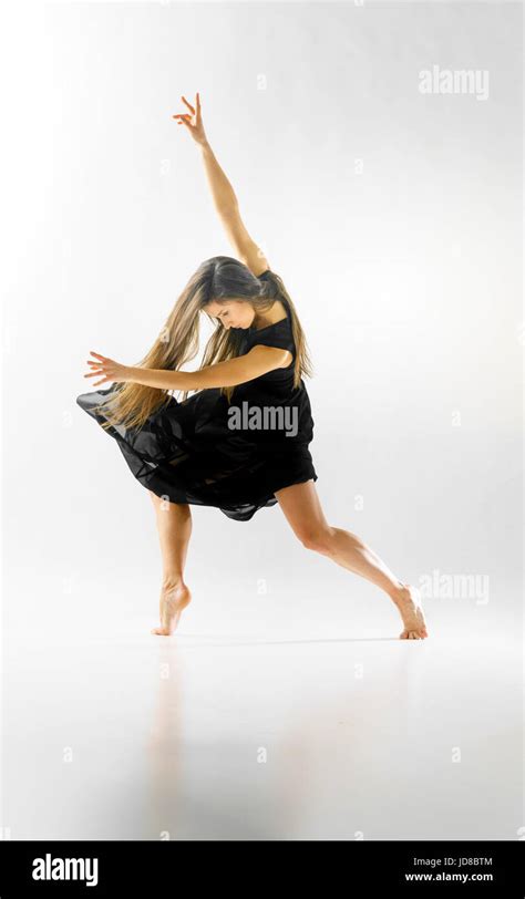 bailarina de ballet femenino con las piernas dobladas inclinándose