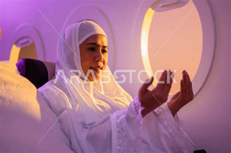 الدعاء والعبادة والتقرب الى الله، امرأة اندونيسية مسلمة ترفع يدها