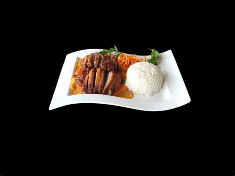 knusprige ente mit rotem thai curry kokosmilch und gemuese scharf