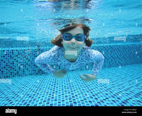 mädchen unter wasser schwimmen im schwimmbad stockfotografie alamy
