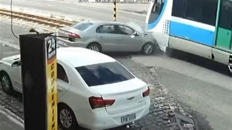 VÍdeo Carro é Atingido Por Trem Após Estancar Em Linha Férrea