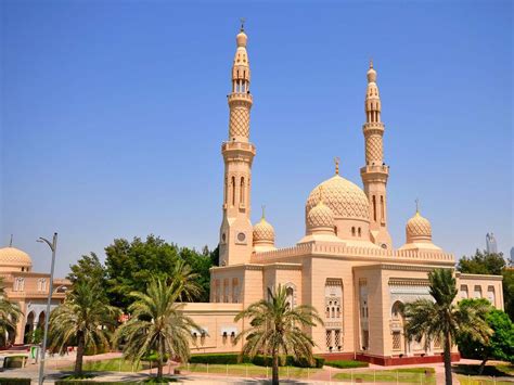 tourists guide  jumeirah mosque  dubai modern islamic