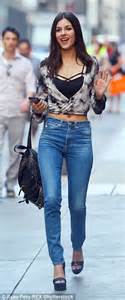 Victoria Justice In Midriff Baring Top And Tight Jeans To