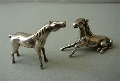 twee zilveren beeldjes van paarden catawiki