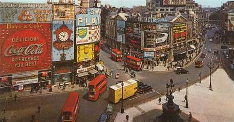 Unused Colour Postcard Piccadilly Circus London C 1970 London