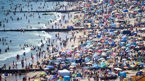 videos show crowded beaches in britain the new york times