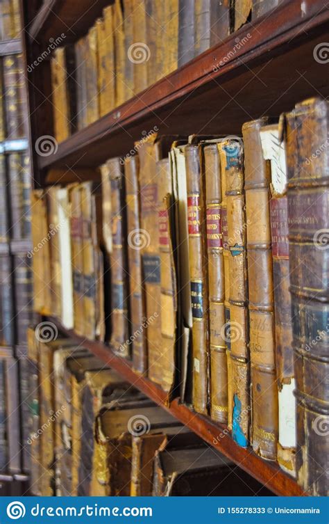 de oude houten boekenplanken met oude bibliotheek boekt stoffig boekenrek met zeldzame
