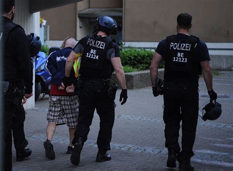 schuesse aus wohnung  spandau polizei rueckt mit hundertschaft