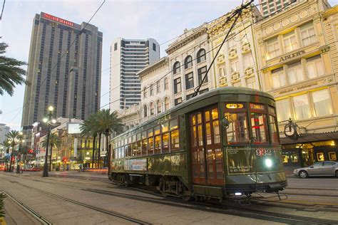 st charles streetcar isnt   tourists  orleans