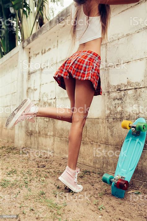 belle jeune femme sexy en minijupe de skateboard photos et plus d