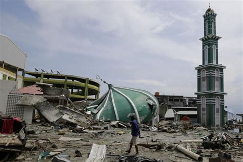 7 5 magnitude earthquake and massive tsunami cause turmoil in indonesia