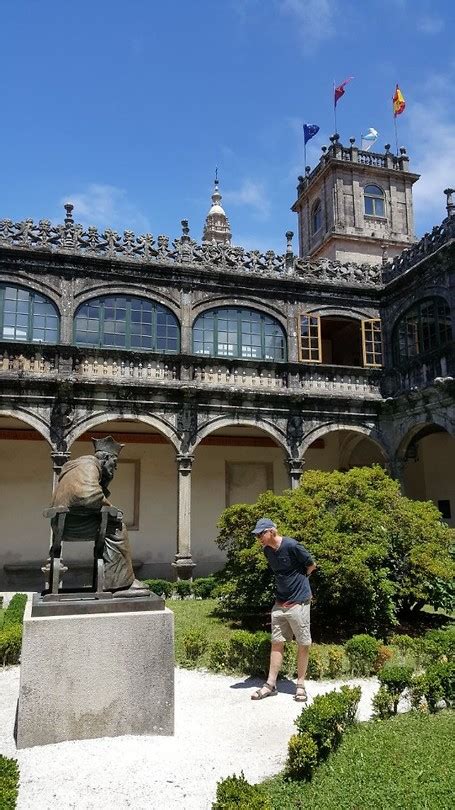 beeld van fonseca bij universiteitsgebouw foto van amersfoort naar santiago