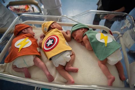 neonati  terapia intensiva vestiti da supereroi iniziativa  barcellona
