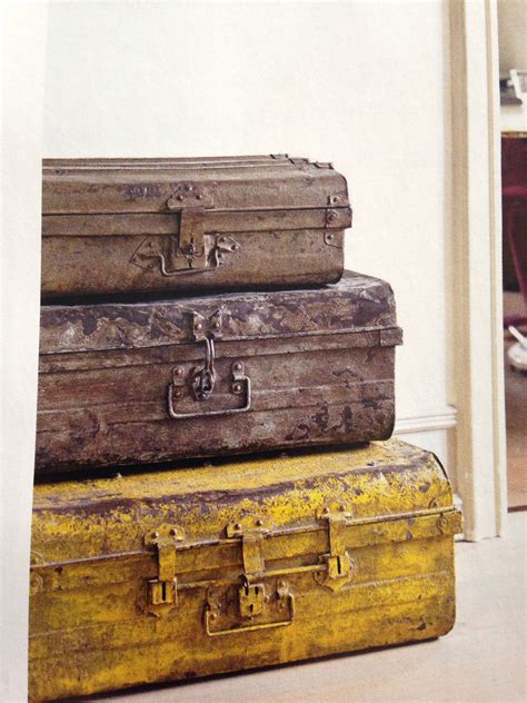 bergruimte oude metalen koffers koffers metaal brocante