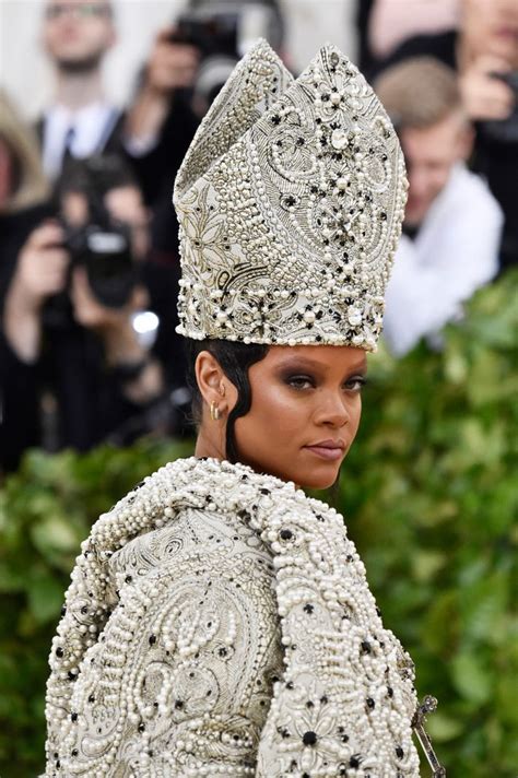 Met Gala 2018 Rihanna Is Wearing A Pope Hat
