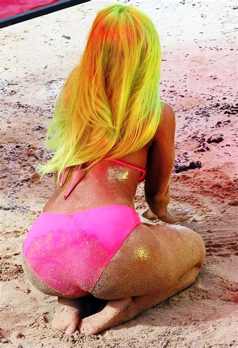 nicki minaj huge bikini ass and fake tits in a swimsuit